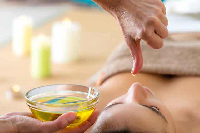 De olie kan gebruikt worden voor een massage