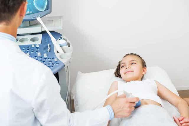 Een klein meisje bij de dokter