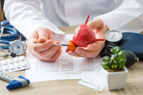 Een arts met een schema en een aantal instrumenten