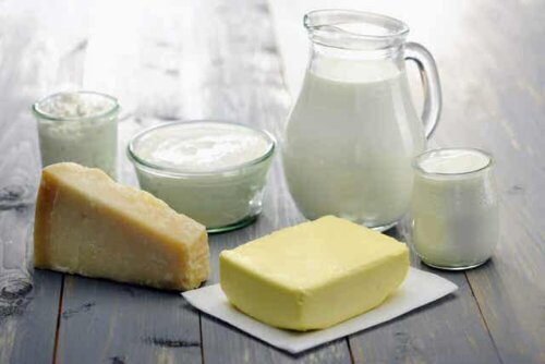 Melk, boter en kaas op een houten tafel