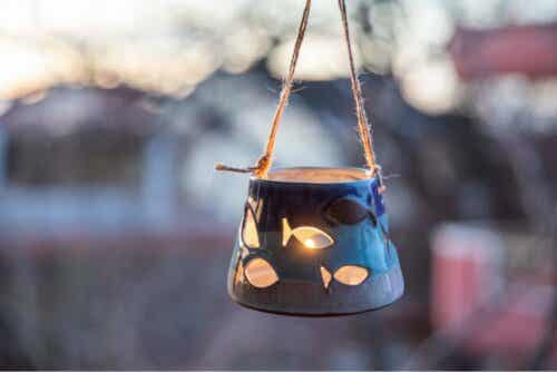 Hoe maak je een sierkaars met lavendelbloemen