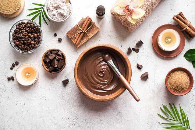Breng verwarmde chocolade aan op je huid