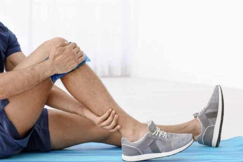 Het aanbrengen van koude compressen op het been