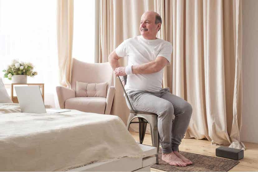 Ontdek een aanbevolen beweegplan voor senioren kan stoelyoga bevatten