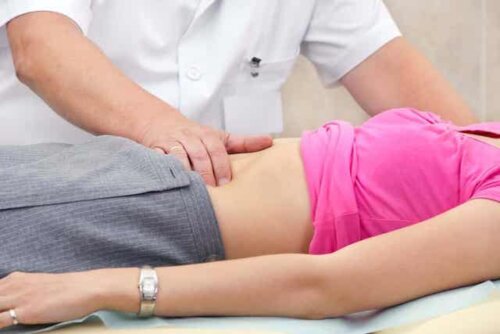 Een arts onderzoekt de buik van een patiënt