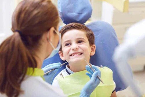 Een kind lacht naar de tandarts bij een behandeling voor tandtrauma