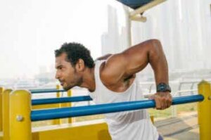 Tricep dips: kenmerken en variaties