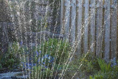 Een sprinklersysteem in de tuin