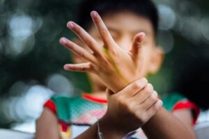 Juveniele idiopathische artritis: oorzaken en behandelingen