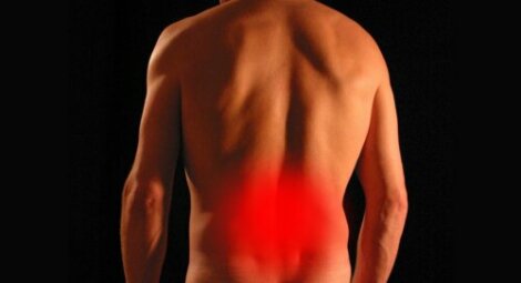 Wat is de oorzaak van lage rugpijn aan de rechterkant van de rug?