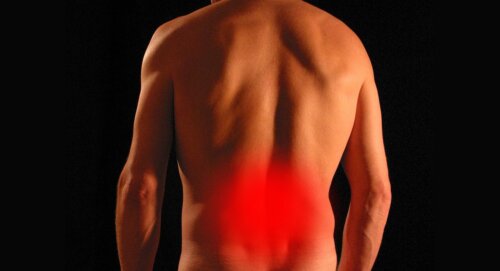 Wat is de oorzaak van lage rugpijn aan de rechterkant van de rug?