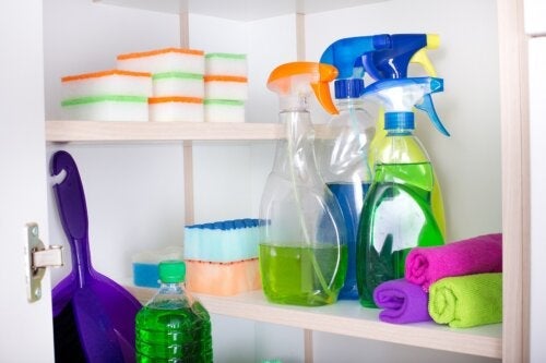 Hoe je schoonmaakmiddelen veilig kunt bewaren