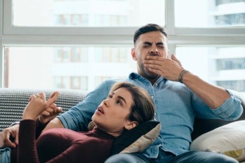 5 tekenen dat je partner zijn interesse in de relatie verliest
