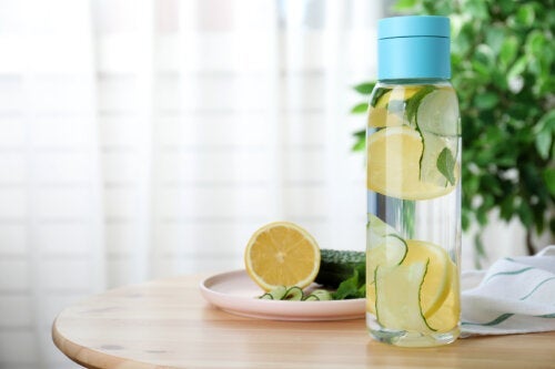 Redenen waarom je komkommer- en citroenwater zou moeten drinken