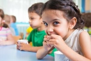 Hoe leg je aan kinderen uit wat liefdadigheid is?