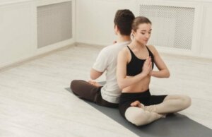 7 asana's om yoga als stel te doen