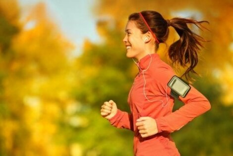 De voor- en nadelen van naar muziek luisteren tijdens het hardlopen