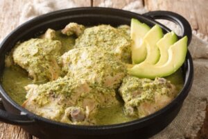 Een traditioneel recept van kip in Pepitoria