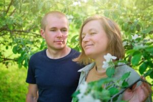 Waarom gaan sommige mannen met oudere vrouwen uit?