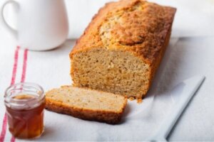 Een stap-voor-stap recept om veganistische sponscake van volkorenmeel te maken