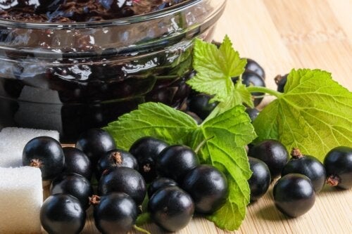 Cassis of zwarte bes: gebruik, voedingswaarde en eigenschappen