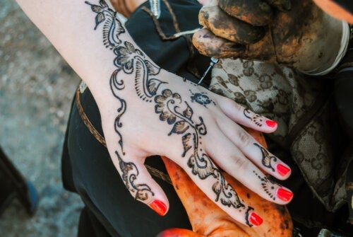 Wat zijn de risico's van het gebruik van zwarte henna voor tatoeages?