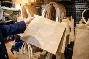 Wat is jute en waarom wordt het aanbevolen om plastic zakken te vervangen?