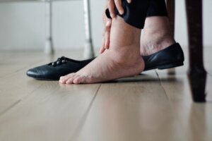 17 oorzaken van zwelling in handen en voeten en behandelingen
