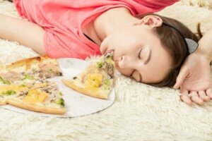 Waarom voel ik me moe na het eten? Ontdek enkele tips om het te overwinnen