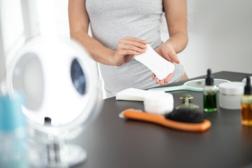 Wat betekent een witte afscheiding voor de menstruatie?