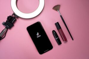 Make-up met één laagje: waar gaat deze beauty trend op TikTok over?