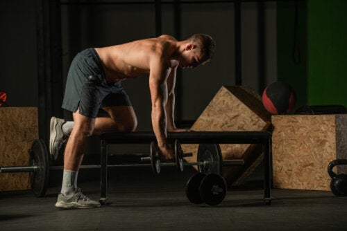 De triceps kickback: hoe doe je deze oefening?