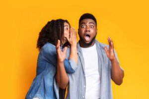 Leer de psychologie achter roddels en geruchten kennen