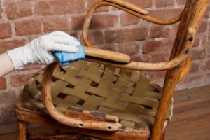 3 manieren om vernis van hout te verwijderen