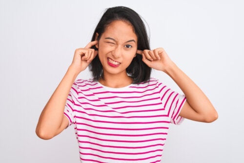 Verstopte oren: 12 mogelijke oorzaken en hun behandeling