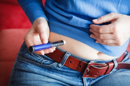 Wat zijn de gevolgen van een overdosis insuline in het bloed?