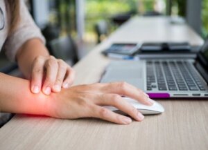 Peesontsteking in de pols: symptomen, oorzaken en behandelingen