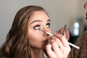 Dot eyeliner: de make-up trend die triomfeert op TikTok