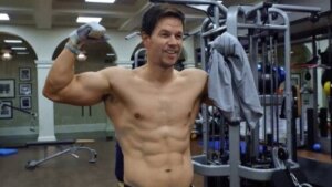 Een trainingsroutine om armen als Mark Wahlberg te krijgen