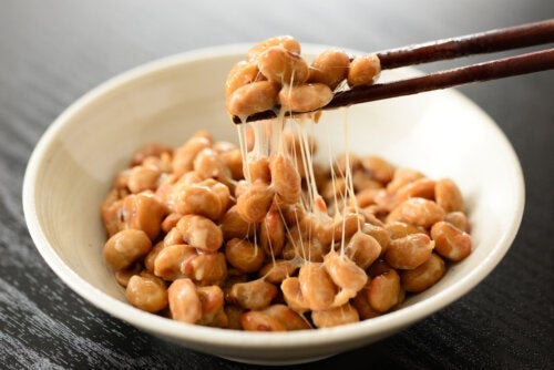 Natto, het kleverige Japanse voedsel dat probiotica levert