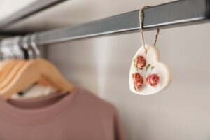Hoe je kleding fris blijft ruiken in je kast