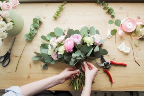 Hoe maak je thuis een boeket bloemen: een stap-voor-stap handleiding