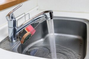Hoe kun je de gootsteen schoonmaken om geuren te voorkomen: van de kraan tot de sifon