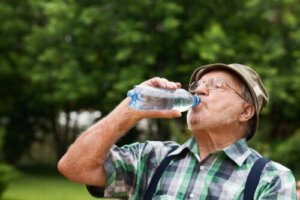 Gehydrateerd blijven: de sleutel tot langer leven?