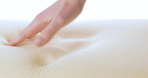 Hand drukt op een matras