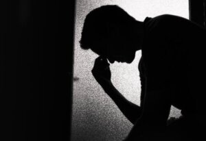 Silhouet van een depressieve man