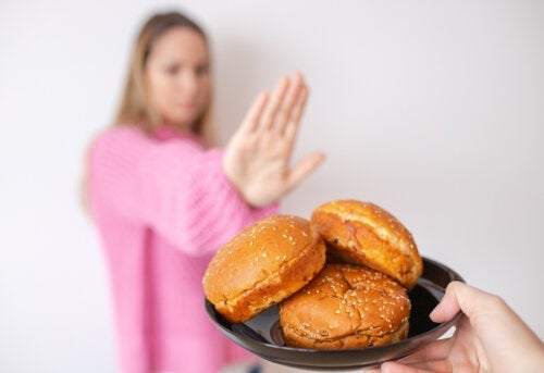 Vrouw slaat broodje af