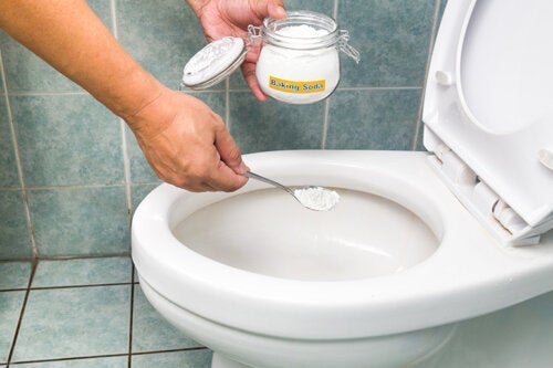 Gemakkelijke, efficiënte trucs om een toilet te ontstoppen zonder ontstopper