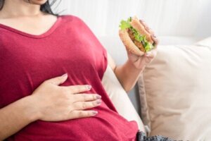 Zo beïnvloedt fastfood de gezondheid van de lever