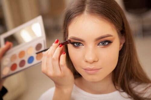 5 fouten bij het aanbrengen van make-up op hangende oogleden